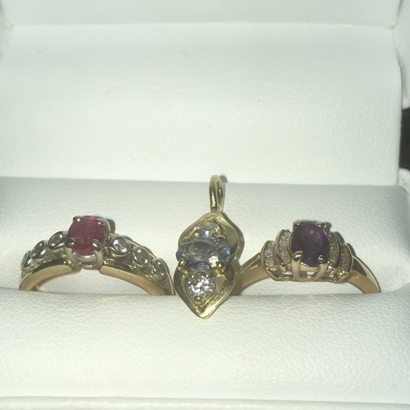 Gold rings n pendant - Picture 2 of 5